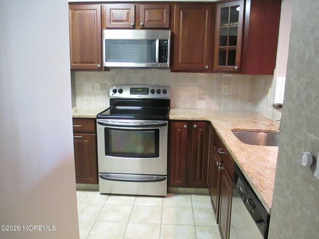 Building Photo - 32 Center Ave