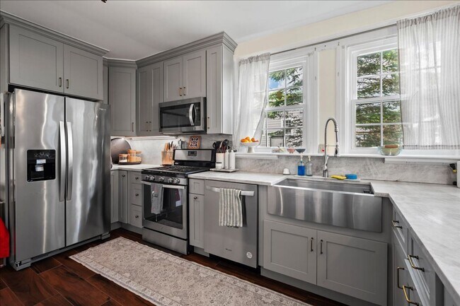 Building Photo - Rare Harbor Heights Rental | 4BR Colonial with Parking & Fenced Yard