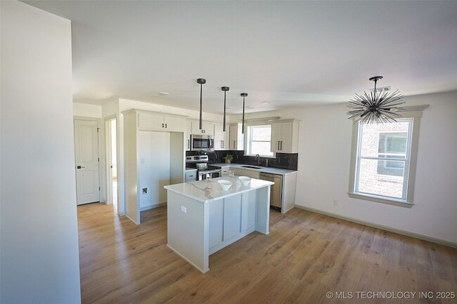 Building Photo - 108 W 2nd St