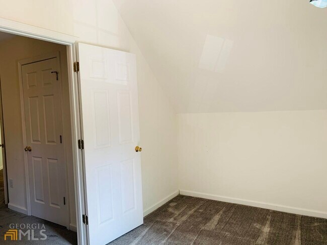 Building Photo - 752 Reeves Lake Dr SW