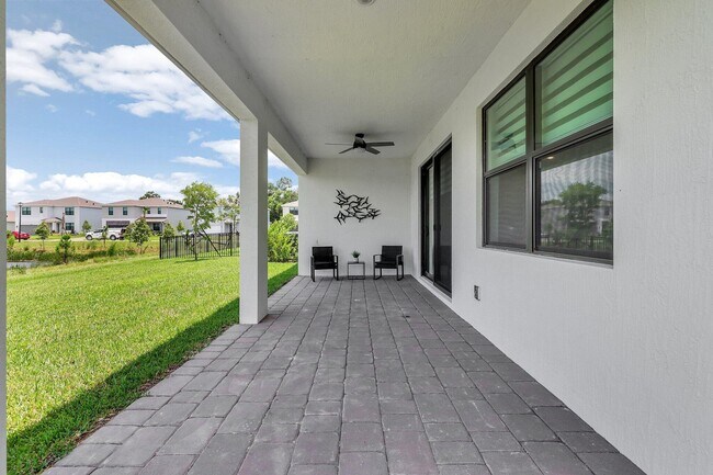 Building Photo - 5795 SE Sky Blue Cir