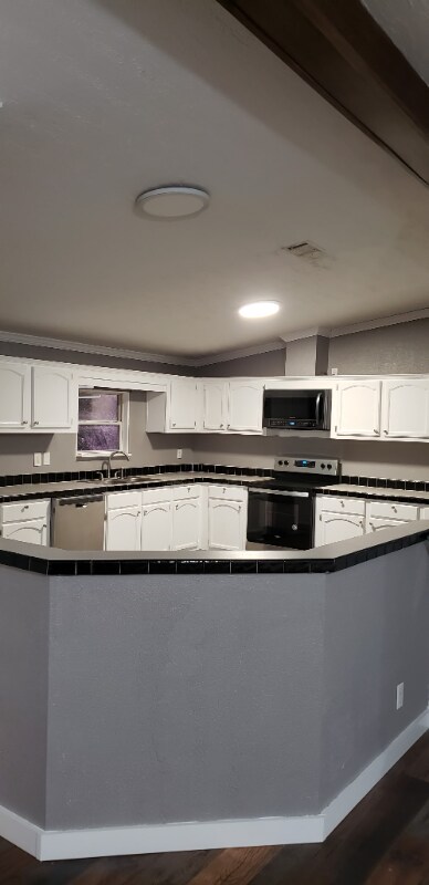 Building Photo - 25 Beautifully Maintained