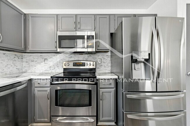 Building Photo - Spacious Home with Washer/Dryer and Centra...