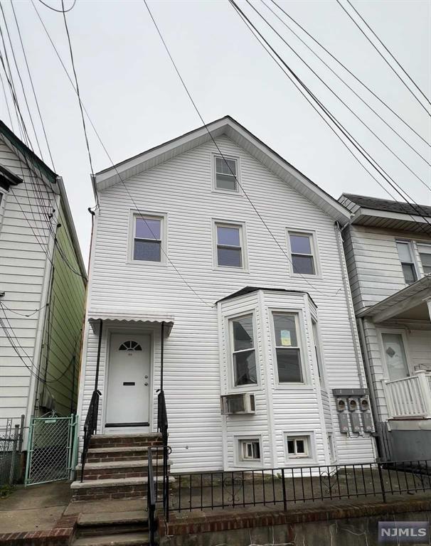 Building Photo - 215 William St