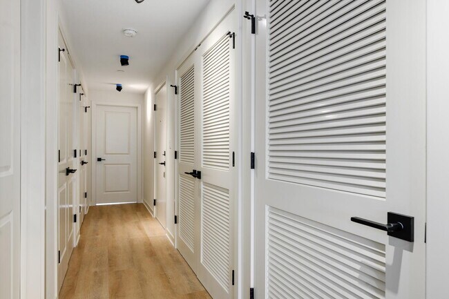 Building Photo - 6035 W North Ave