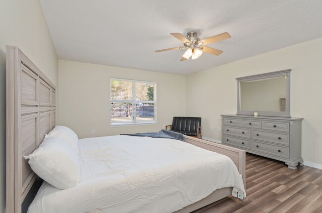 Building Photo - 4 bedroom 2 bathroom