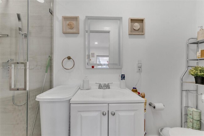 Building Photo - 9530 Jamaica Dr