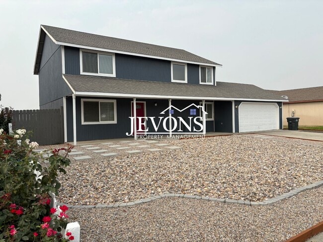 Building Photo - $500 Rent Credit - Charming 4-bedroom home with laundry and full kitchen, located near WA-17 and ...