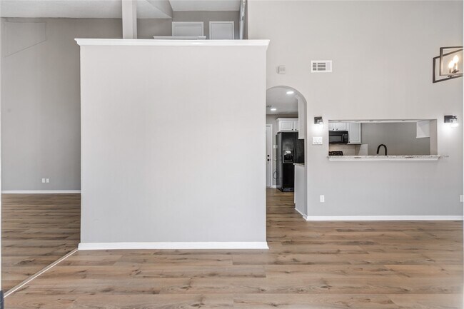 Building Photo - 13852 Hollowgreen Dr