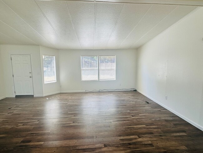 Building Photo - 14014 NE 70th Ave