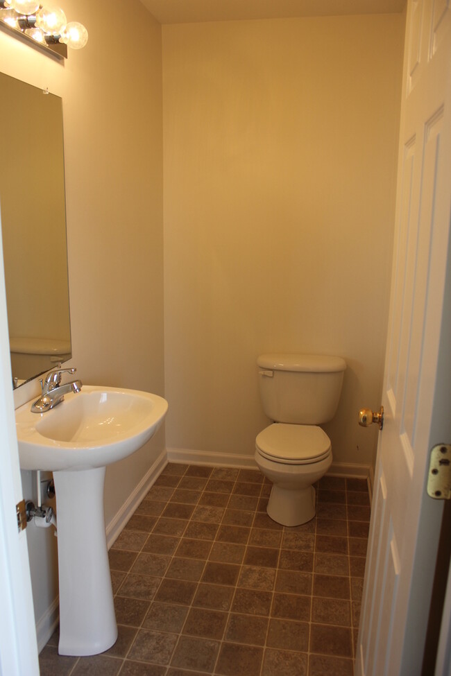 Building Photo - 3 Bedroom, 2.5 Bathroom Duplex for Rent wi...