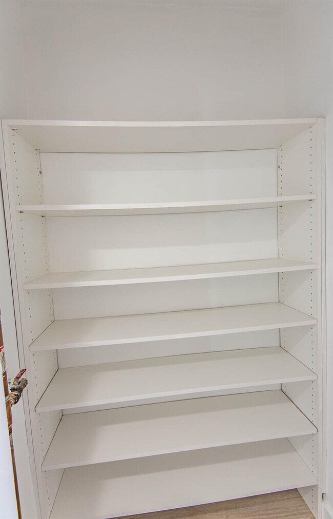 Building Photo - 651 Pine Dr