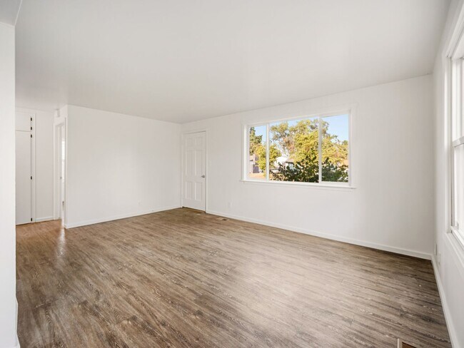 Building Photo - 6011 N Braeburn Dr