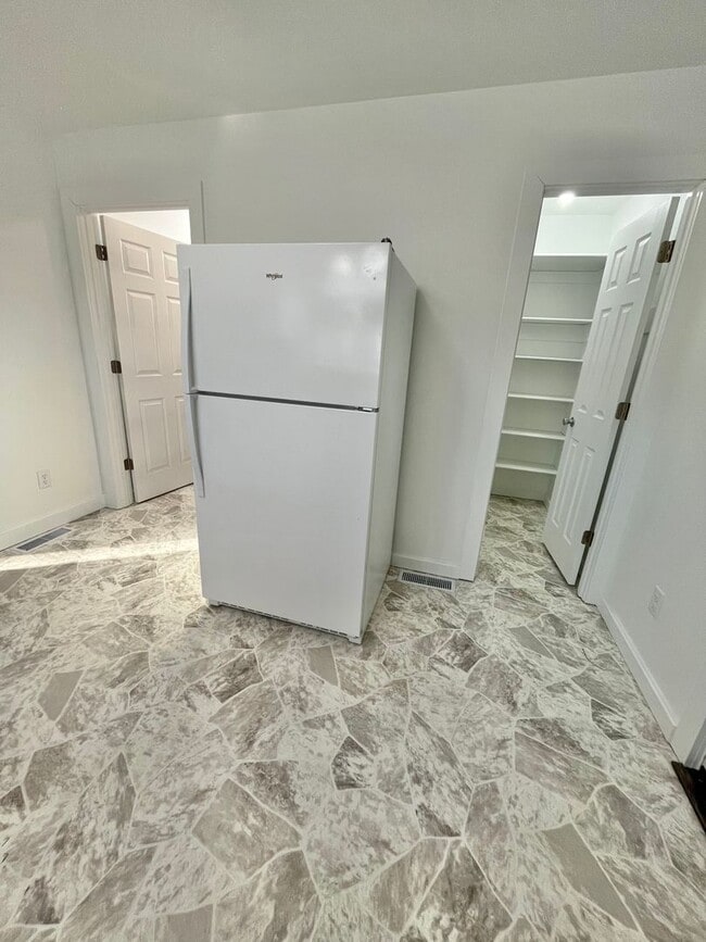 Building Photo - Spacious Fully Remodeled Ground Floor Duplex!