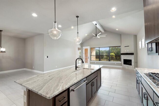 Building Photo - 904 Naranjo Dr