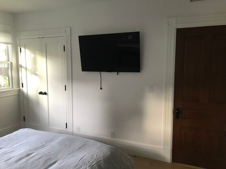 Building Photo - 932 Delaware St