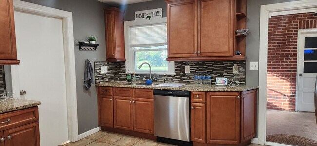 Building Photo - Large 2 Bedroom Rambler with 2 Primary Sui...