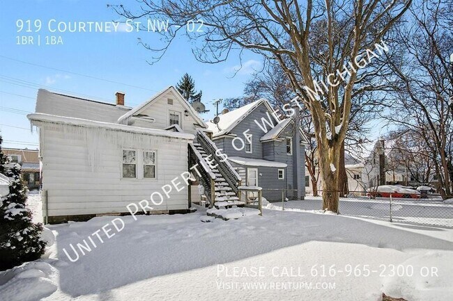 Building Photo - 919 Courtney St NW