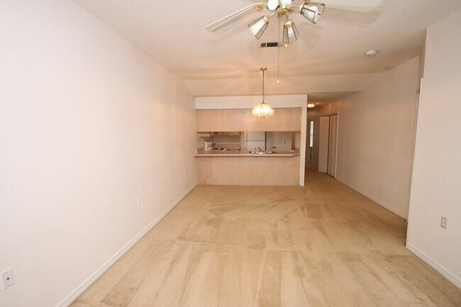 Building Photo - Northeast Pensacola 3/2 attached home for ...