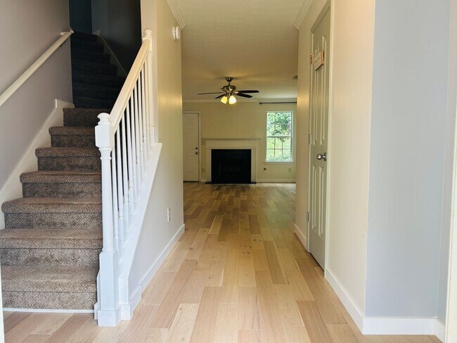 Building Photo - Beautiful 4 bedroom, 2.5 bathroom home in ...