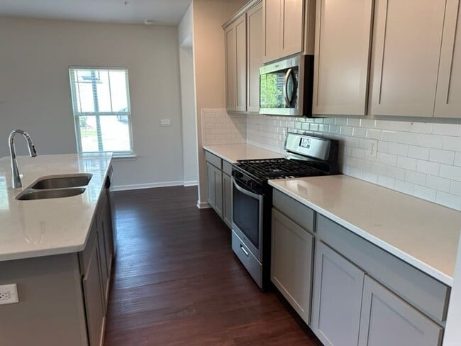 Building Photo - Lovely townhome in gated subdivision minutes from historic Marietta Square!