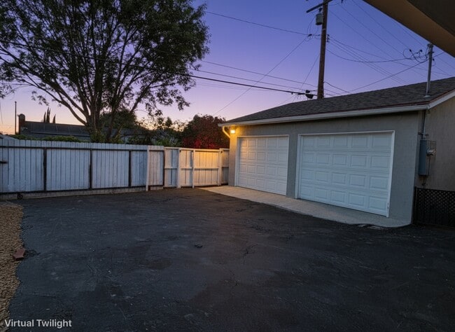 Building Photo - 2621 Damien Ave