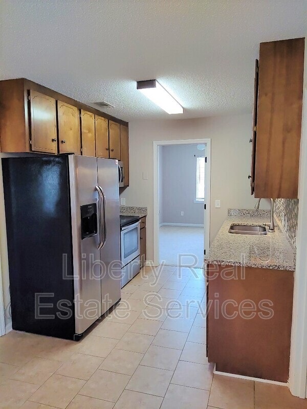 Building Photo - 734 Robin Hood Dr