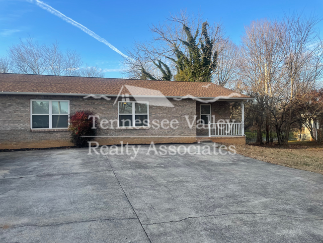 Building Photo - Available 1/25/2025  2 bed/ 1 bath duplex ...