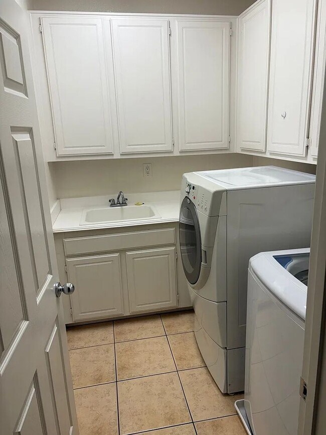 Building Photo - Newer 4bed 2.5 bath House