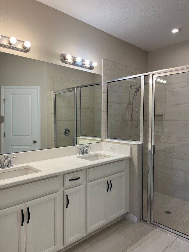 Building Photo - 2601 Pinnacle Ln