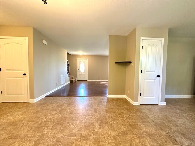 Building Photo - Spacious 3-Bedroom Home with Fenced Yard & Garage!