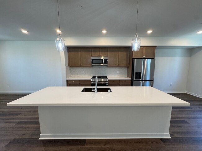 Building Photo - Never-Lived-In, Beautifully Upgraded Three-Story Condo