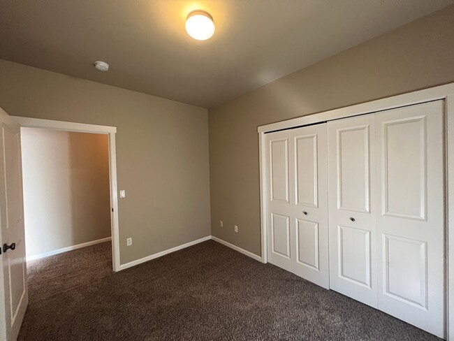 Building Photo - Single level home in NE Bend w/open floor ...