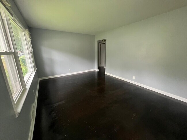 Building Photo - Gorgeous THREE bedroom home with one bath, AVAILABLE NOW!  Passed all inspections!  Private backy...