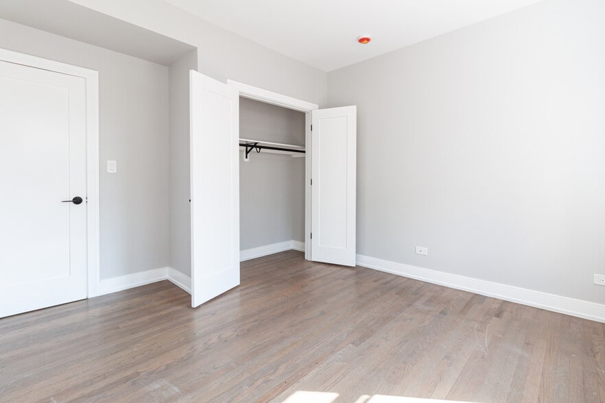 Building Photo - 2641 W Carmen Ave