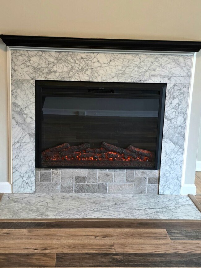 Building Photo - Move in Ready 3 Bedroom Townhouse in Yorktown!