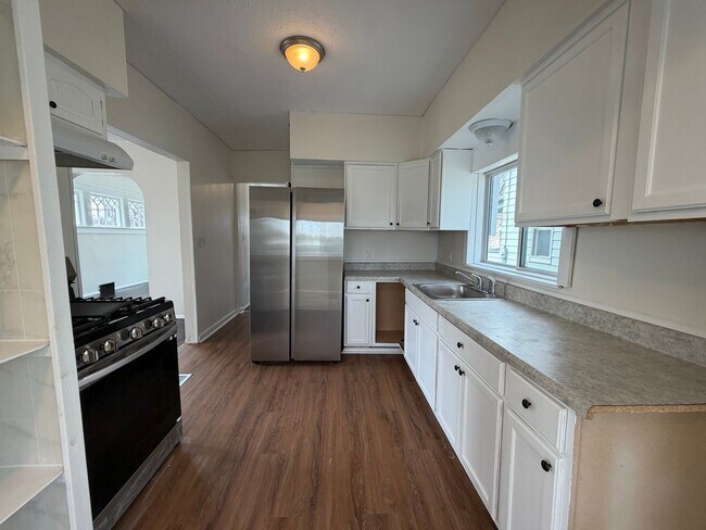 Building Photo - Charming Multi-Level Akron Home with Huge Living Room & Updated Siding