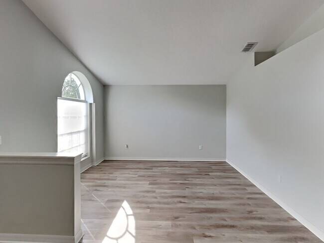 Building Photo - Charming 3-Bed, 2-Bath Home in Spring Hill with Garage Parking