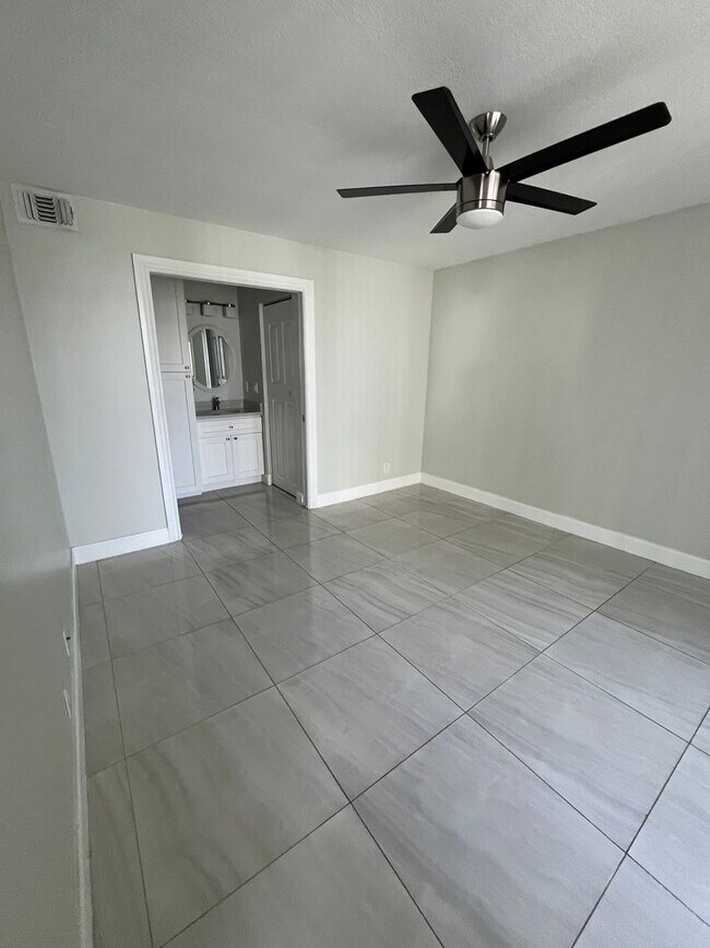 Building Photo - ONE BEDROOM ONE BATHROOM! FULLY RENOVATED Stainless Appliances!