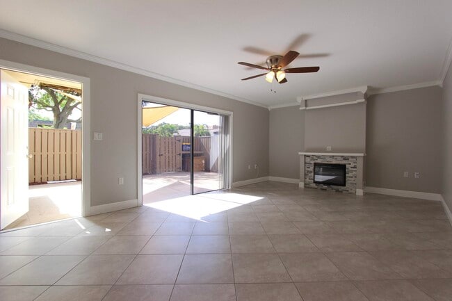 Building Photo - 606 6th Ct