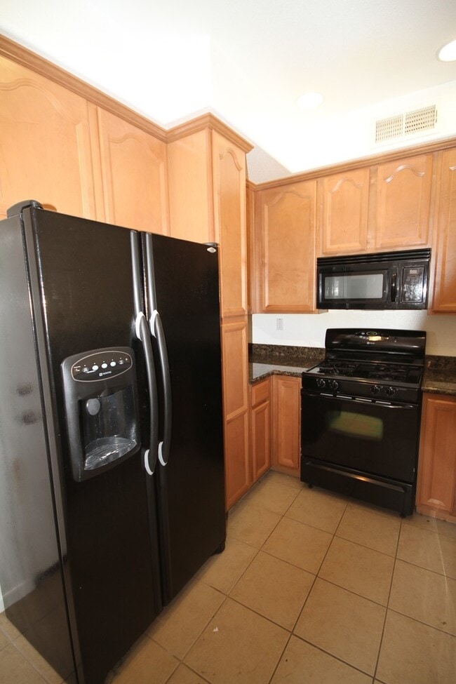 Building Photo - 3BR|2.5BA Condominum - Tenant Pays $175 monthly for WS&G