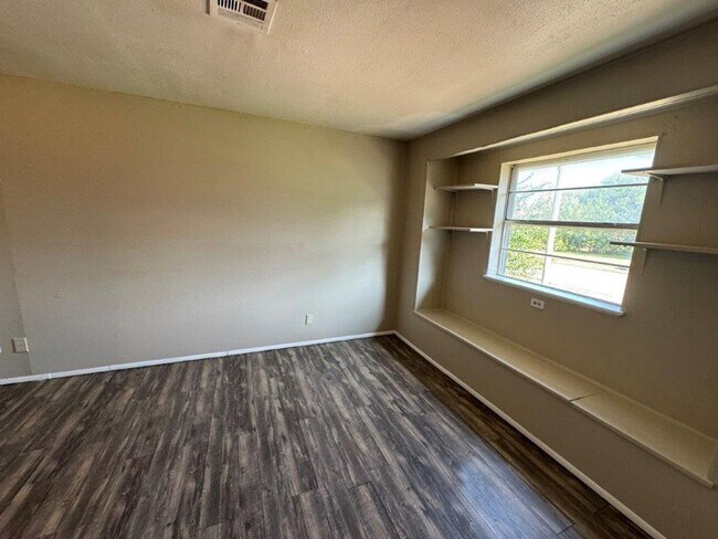 Building Photo - 3 bed, 1 bath home for rent in Moore near Santa Fe and NW 27th Street, New paint, and flooring!