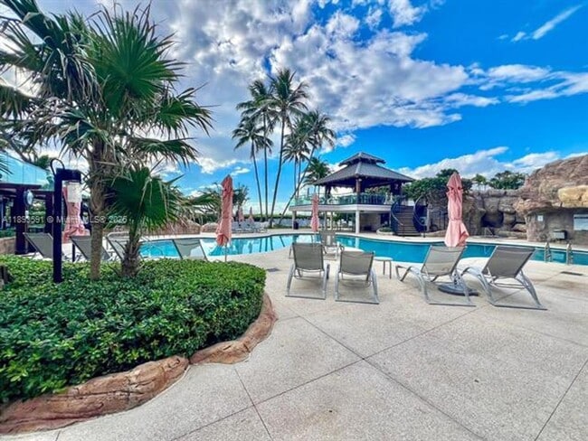 Building Photo - 5225 Collins Ave