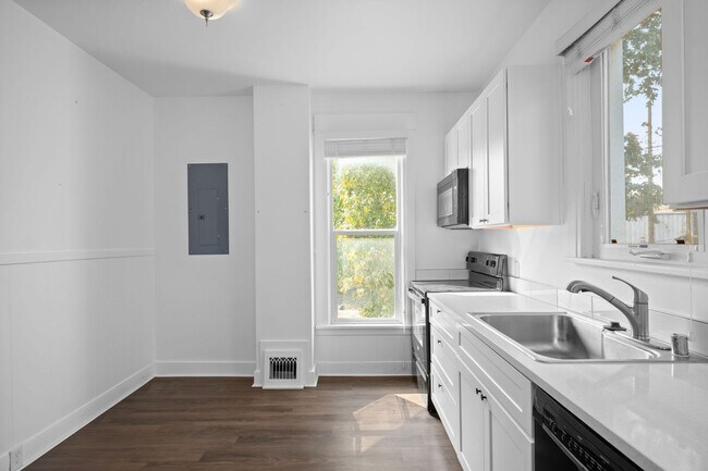 Building Photo - Charming 3 Bed 2 Bath Emerson Garfield Rem...