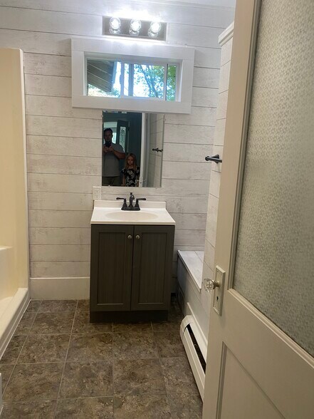 Bathroom - 1159 5th Ave SW