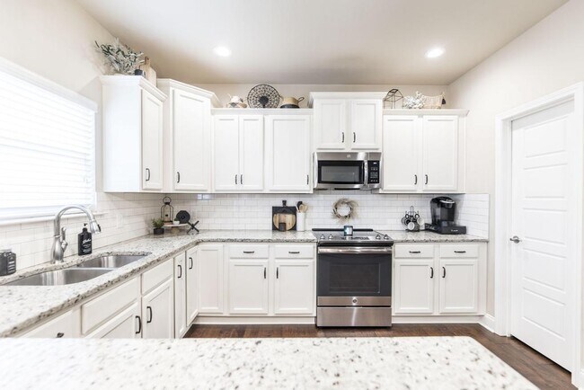 Building Photo - "Spacious 4-Bedroom Home with Granite Coun...
