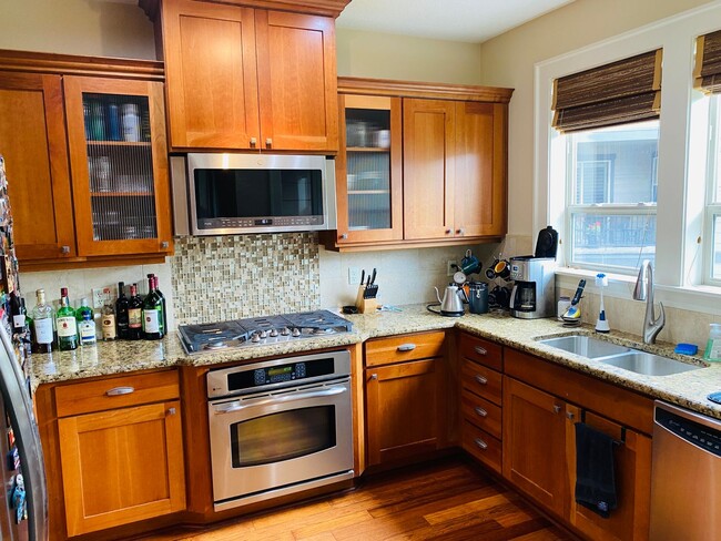 Building Photo - Incredible Custom Townhome