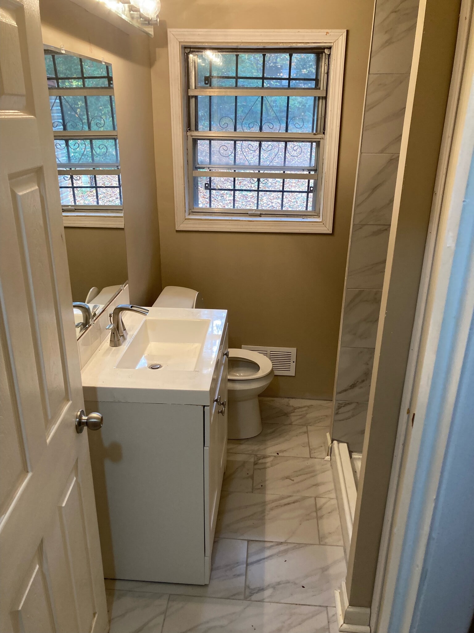 Private Bathroom - 3330 Linda Dr