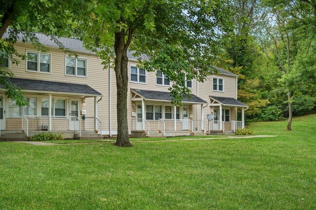 Building Photo - 3 Bedroom Townhouse in Midland, PA!! Apply...