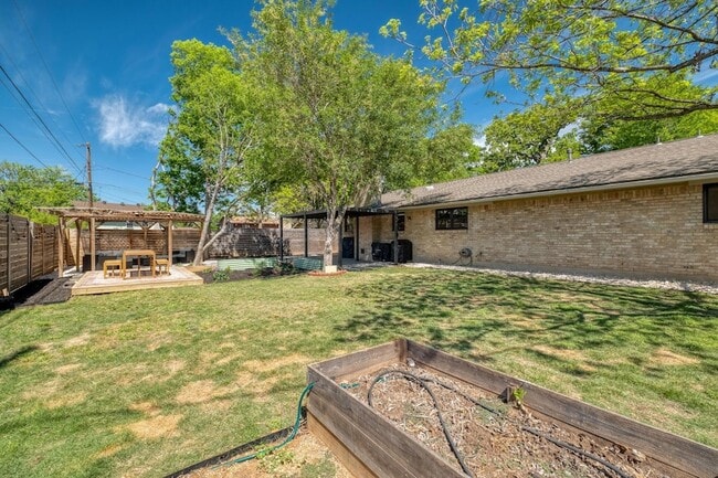 Building Photo - 2117 Gaston Pl Dr